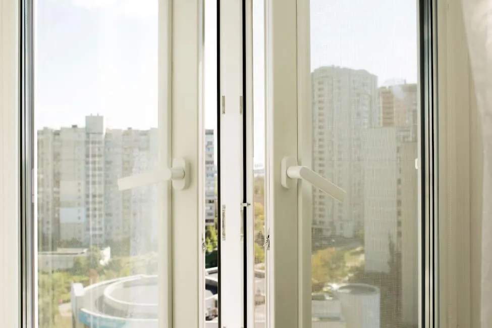 Из чего изготавливают оконную раму