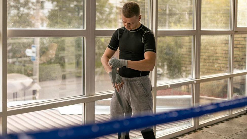 Как безопасно снять заводскую пленку с пластикового окна без повреждений